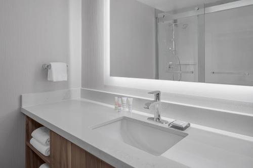 普莱森顿普莱森顿万豪酒店 的白色的浴室设有水槽和镜子