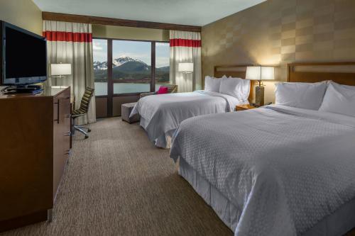 朱诺朱诺福朋喜来登酒店的酒店客房设有两张床和一台平面电视。