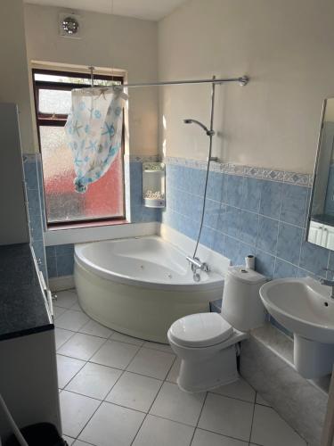 LongfordQuite Broad rest 2的带浴缸、卫生间和盥洗盆的浴室