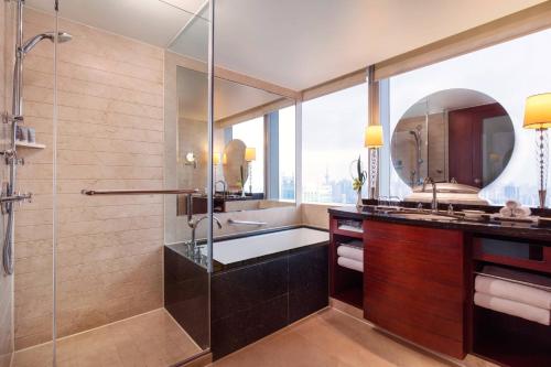 上海上海明天广场 JW万豪酒店的带淋浴和盥洗盆的浴室