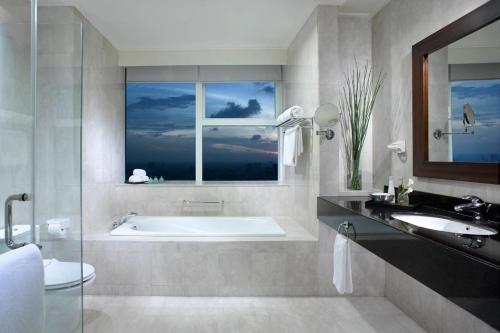 雅加达五月花, 雅加达万豪行政公寓酒店的带浴缸、水槽和窗户的浴室