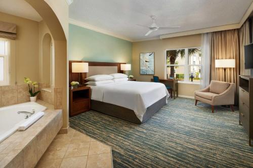 奥兰多Sheraton Vistana Resort Villas, Lake Buena Vista Orlando的酒店客房设有床、浴缸和水槽
