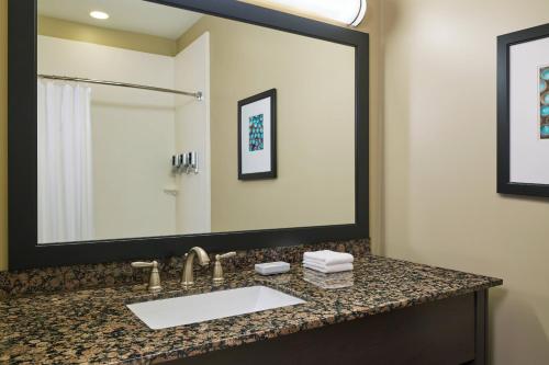 威利斯顿威利斯顿福朋喜来登酒店的一间带水槽和大镜子的浴室