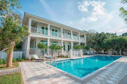 基拉戈基拉戈海滩度假酒店及Spa，傲途格精选酒店的大楼前带游泳池的房子