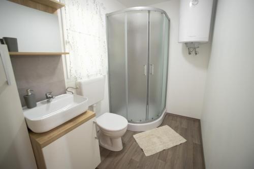 穆泰尔岛Mobile Home Lana的带淋浴、卫生间和盥洗盆的浴室