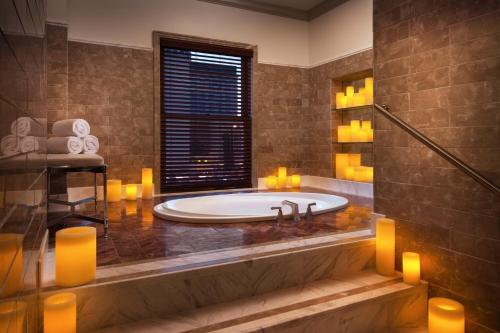 圣何塞威斯汀圣何塞酒店的浴室设有大浴缸,内配蜡烛
