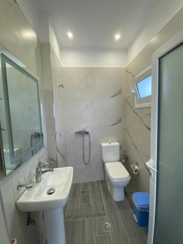 希马拉Wave n' Sea Apartments的白色的浴室设有水槽和卫生间。