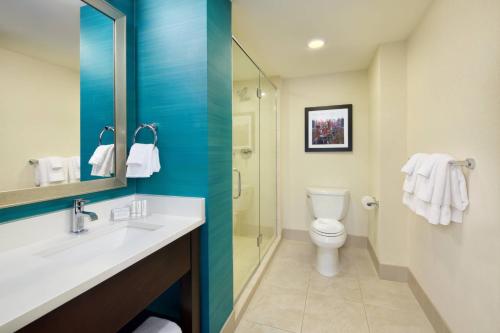 纽约时代广场西万怡酒店的一间带水槽和卫生间的浴室