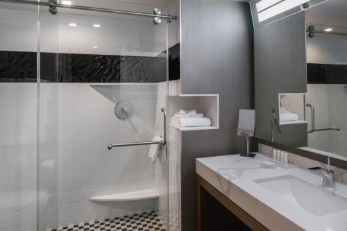 穆列塔穆列塔特曼库拉万怡酒店的带淋浴、盥洗盆和卫生间的浴室