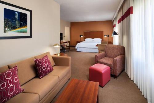 洛杉矶洛杉矶国际机场福朋喜来登酒店的酒店客房设有一张沙发和一张床