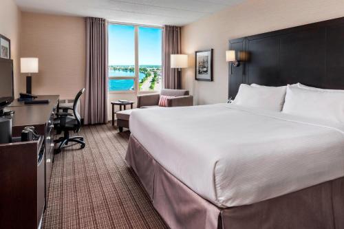 苏圣玛丽苏圣玛丽海滨三角洲万豪酒店的酒店客房设有一张大床和一张书桌。