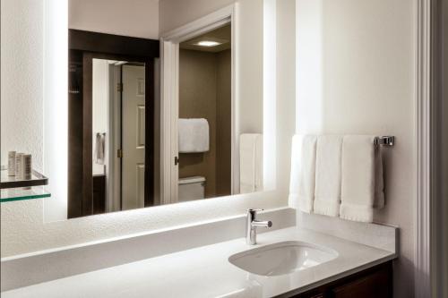 路易维尔Residence Inn by Marriott Boulder Broomfield的白色的浴室设有水槽和镜子