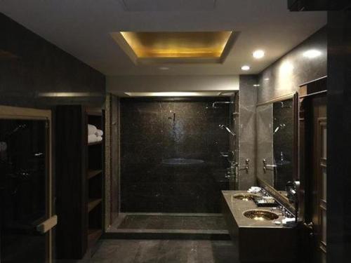 代胡克Crixus Duhok的带淋浴和盥洗盆的大浴室