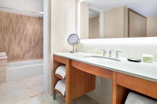 埃德蒙顿埃德蒙顿威斯汀酒店的一间带水槽和镜子的浴室