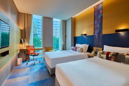首尔首尔江南雅乐轩酒店的酒店客房配有两张床和一张书桌