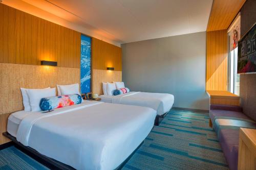 波特兰喀斯喀特车站雅乐轩波特兰机场酒店的酒店客房,设有两张床和一张沙发