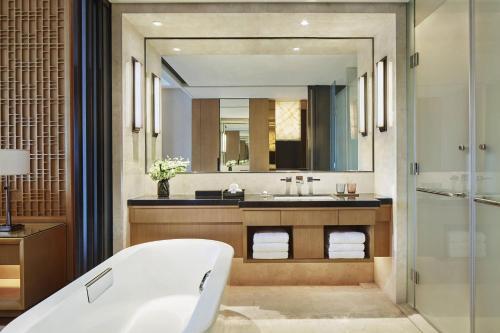 珠海珠海新骏景万豪酒店的带浴缸、水槽和镜子的浴室
