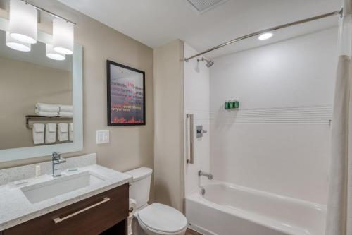 印第安纳波利斯TownePlace Suites by Marriott Indianapolis Airport的浴室配有卫生间、盥洗盆和淋浴。