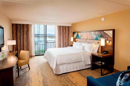 拉斯维加斯拉斯维加斯湖威斯汀Spa度假酒店的酒店客房设有一张大床和一个阳台。
