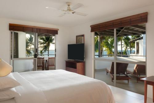 丹娜努丹娜拉喜来登别墅酒店的卧室配有白色的床和电视。