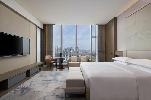 乐清温州乐清万怡酒店的酒店客房设有两张床和一台平面电视。
