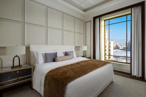 阿斯塔纳阿斯塔纳瑞吉酒店的白色的卧室设有一张大床和一个窗户