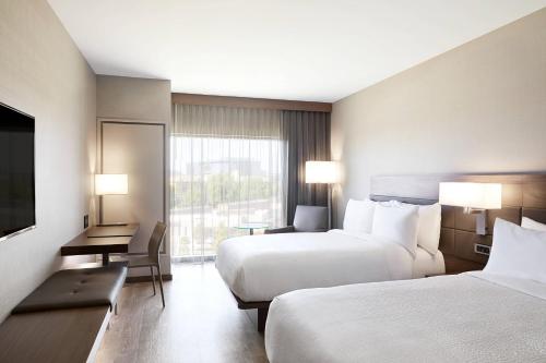 尔湾欧文万豪AC 酒店的酒店客房设有两张床和电视。