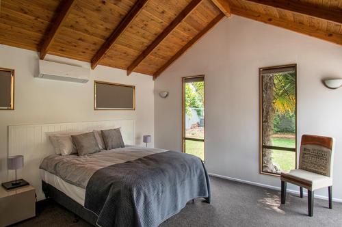 玛普瓦Mapua Fernz的一间卧室设有一张大床和一个窗户。