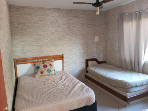 塞拉Casa Temporada的一间卧室设有两张单人床和一个窗户。