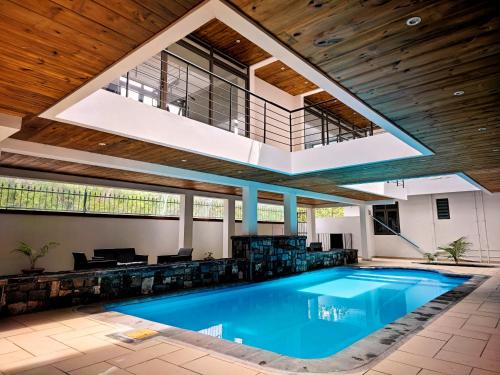 格兰贝伊Villa le Dodo - GBH的一座带大型开放式天花板的室内游泳池