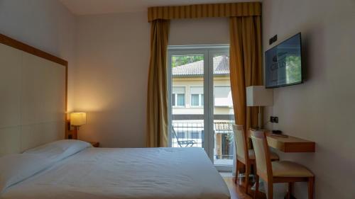 西尔米奥奈马维诺酒店的酒店客房设有床和窗户。