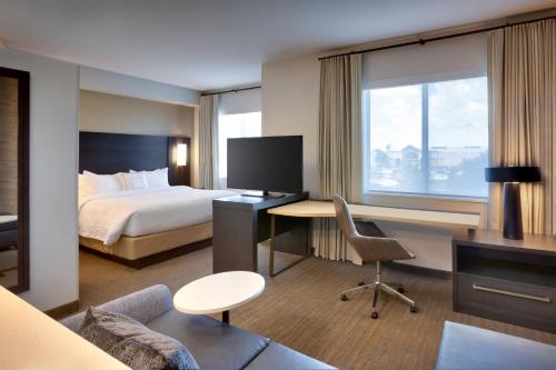 蒙特利尔Residence Inn by Marriott Montreal Midtown的酒店客房配有一张床和一张带电脑的书桌