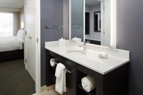 蒙特利尔Residence Inn by Marriott Montreal Midtown的一间带水槽和镜子的浴室
