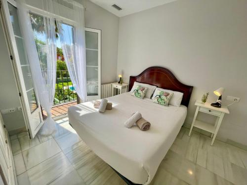 圣玛丽亚港GATU PREMIUM Villa Mar de Arabia的白色的卧室设有一张大床和一个窗户