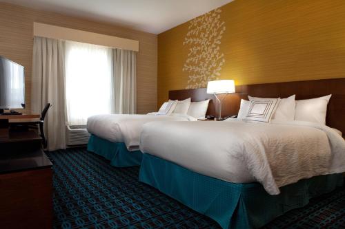 莱斯布里奇莱斯布里奇费尔菲尔德客栈酒店的酒店客房设有两张床和电视。