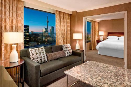 多伦多喜来登多伦多市中心酒店的酒店客房设有沙发、床和窗户。