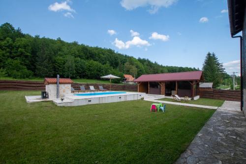 BrušaneHoliday Home Nina with a heated pool的一个带游泳池和房子的大院子