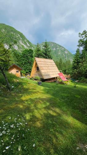 StahovicaU KONC的山地草地的小屋