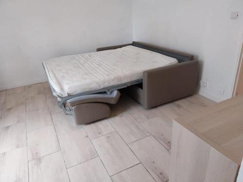 耶尔Appartement port de Hyères的一张位于房间地板上的床铺