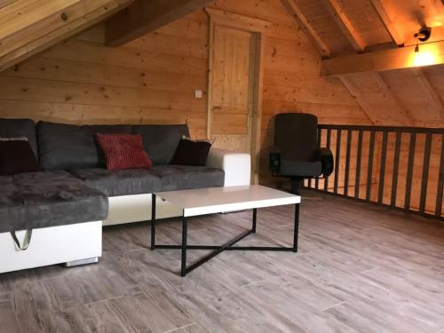 AlièzeForest Jura Lodge - Chalet de la Vache的客厅配有沙发和椅子