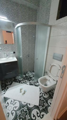 特拉布宗Dimora Gold Hotel的一间带卫生间和水槽的浴室
