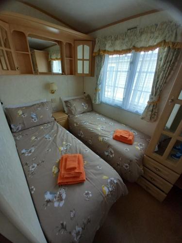 英戈尔德梅尔斯Cosy comfort的一间小卧室,配有两张床和窗户