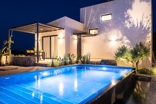 科斯镇Campo Premium Stay Private Pool Villas的夜间在房子前面的游泳池