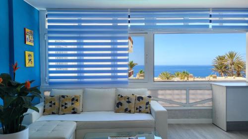 马斯帕洛马斯MAH Maspalomas - Atlantic View的带沙发的客厅,享有海景