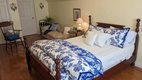奥克维尔Greater Toronto B&B的一间卧室配有一张带蓝色和白色枕头的床