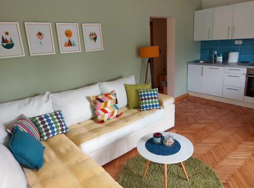 蒂瓦特伊娃公寓的客厅配有沙发和桌子