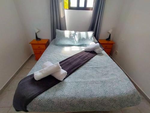 吉亚德伊索拉Impeccable 2-Bed House in Guia de Isora的一间卧室配有一张床,上面有两条毛巾
