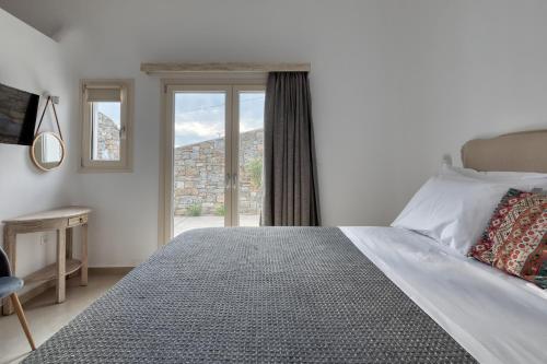 法纳里Villa Cataleya 3 PRIVATE POOL的一间卧室设有一张大床和一个窗户。