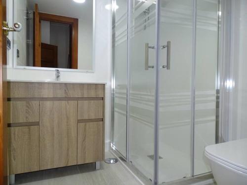 马德里Apartamento con encanto junto a la Plaza Mayor的带淋浴、卫生间和镜子的浴室