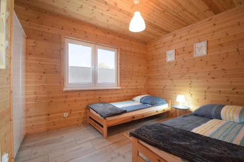 萨比诺瓦Kalimera的小木屋设有两张床和窗户